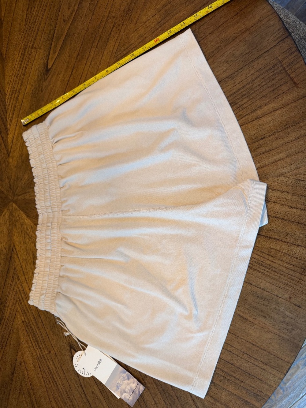 Vuori Halo Boxy Short Milkweed Heather Cream Medium - Picture 2 of 3